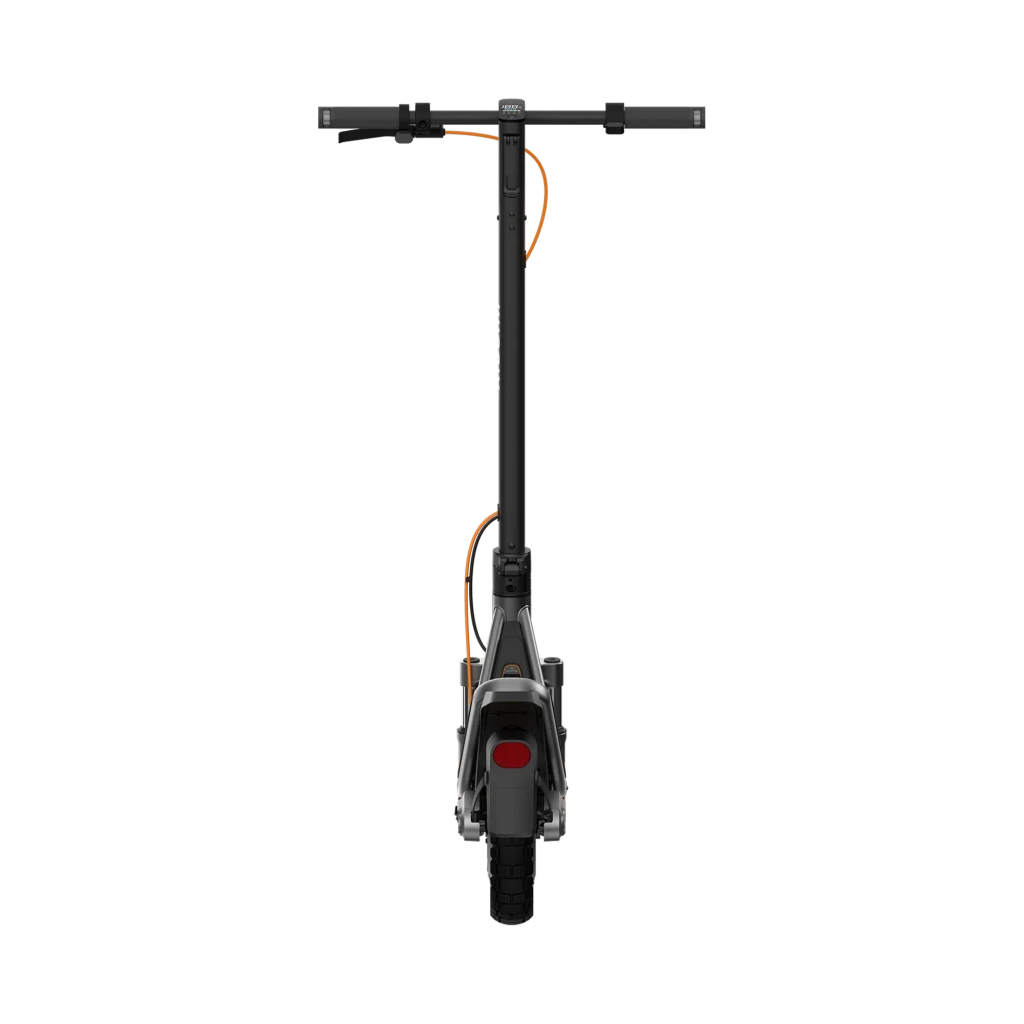 Vista trasera del Xiaomi Electric Scooter 6 Pro: luz trasera LED roja, cable naranja visible, manillar recto, rueda ancha de 12 pulgadas y diseño robusto