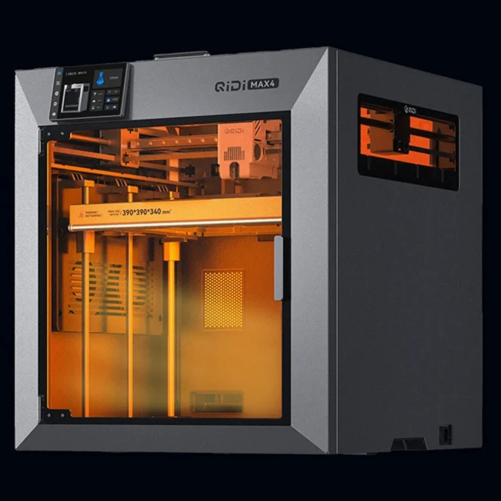 QIDI Max 4 Impresora 3D FDM con chasis metálico gris, gran volumen 390 × 390 × 340 mm, ventana y cabina cerrada ámbar, panel táctil superior, guías duales
