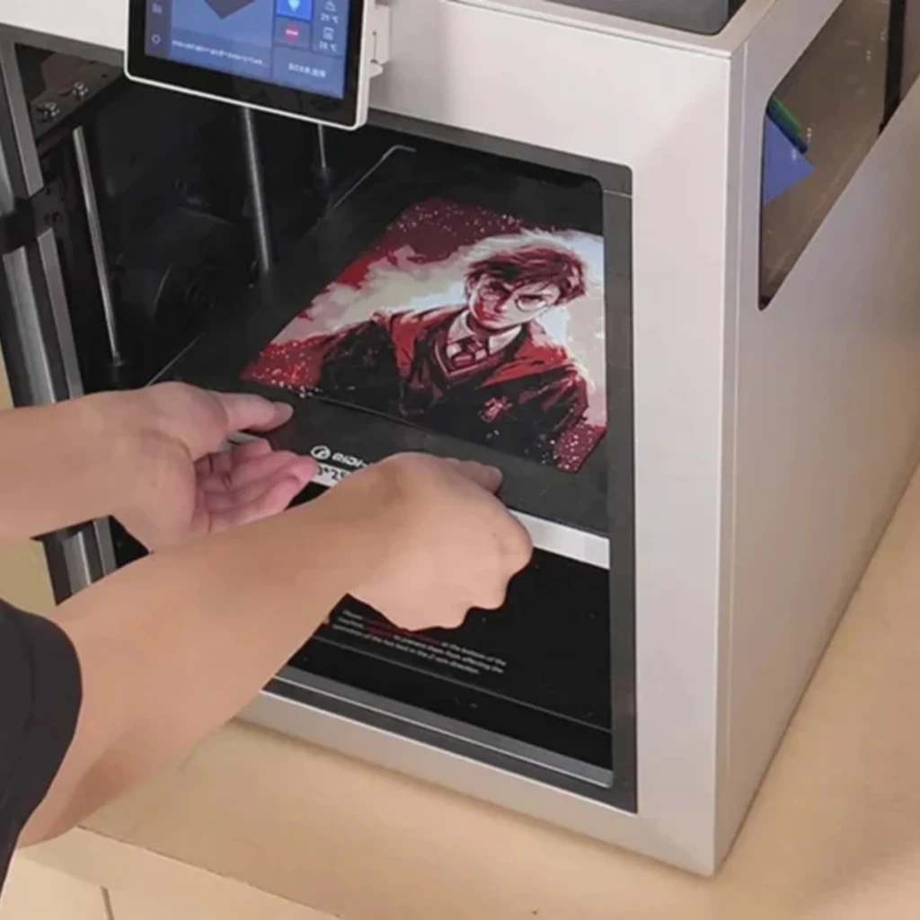 Bandeja flexible de la QIDI Tech Q2 Combo con lámina magnética negra y panel táctil lateral, facilita retirar impresiones 3D de alta velocidad y volumen