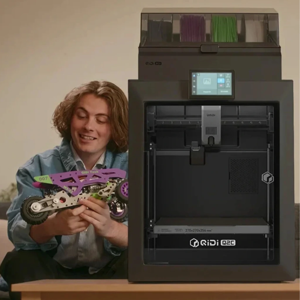 QIDI Tech Q2C Combo impresora 3D FDM cerrada con pantalla táctil, doble spool superior y gran volumen 270×270×256 mm; estructura robusta y frontal acrílico