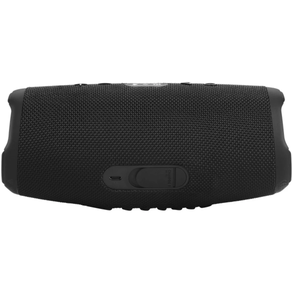 Caixa de som portátil preta com tecido texturizado, logotipo JBL em relevo, porta USB-C protegida e botões superiores; design robusto e à prova d’água