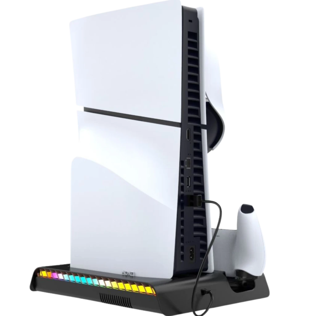 Base de carga RGB negra para PS5 Slim con ventilador integrado, soporte vertical, puertos laterales accesibles y dock para mando, luz LED multicolor en la base