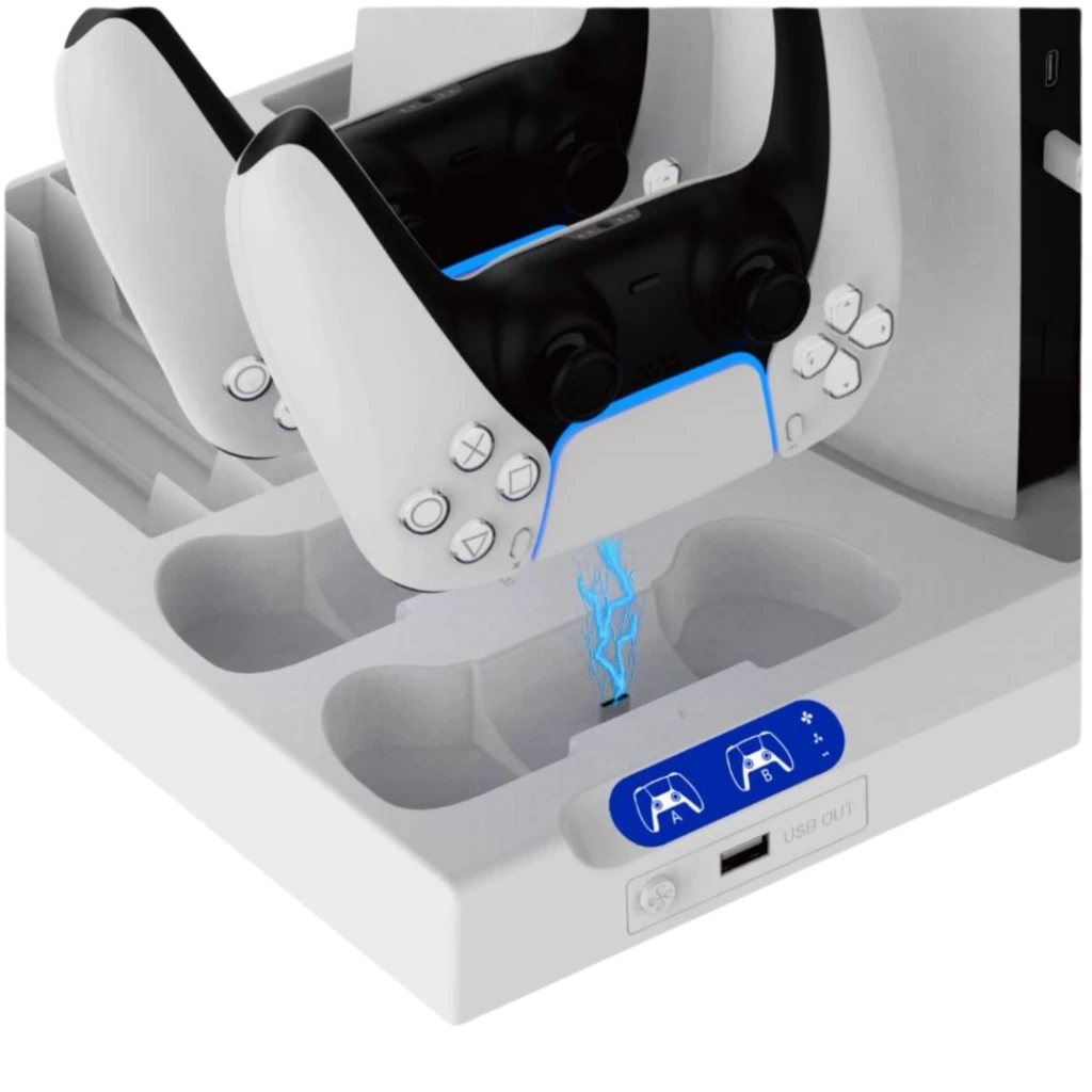 Base blanca con ranuras dobles para mandos PS5, indicador LED azul y puerto USB. Diseño compacto, carga y refrigeración integradas para PS5, Slim y Pro.
