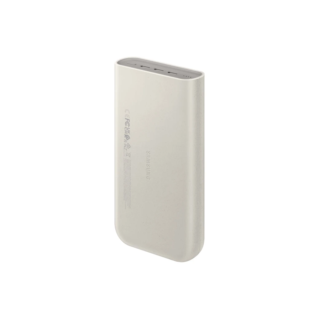 Power bank beige compacto con carcasa lisa, bordes redondeados y tres puertos USB-C en el borde superior; diseño minimalista con logotipo Samsung lateral