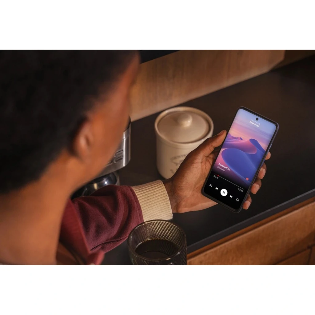 Motorola Moto G57 Power 5G en color Pink Lemonade con pantalla 120Hz perforada al centro, biseles delgados y reproducción de música en pantalla