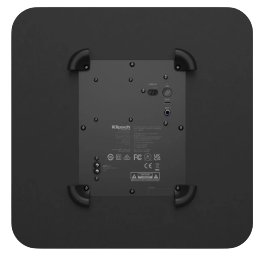 Panel trasero del Klipsch Flexus Sub 100 80 W con controles y puertos, acabado negro mate, esquinas redondeadas y soportes de goma en las cuatro esquinas