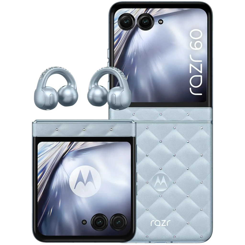 Smartphone plegable azul con acabado acolchado y cristales, doble cámara trasera, pantalla externa cuadrada y auriculares moto buds loop a juego