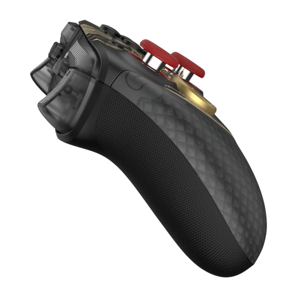 GameSir G7 Pro Nioh 3 Edition con agarre texturizado negro, carcasa estilo fibra de carbono, gatillos ajustables y botones metálicos rojos y dorados