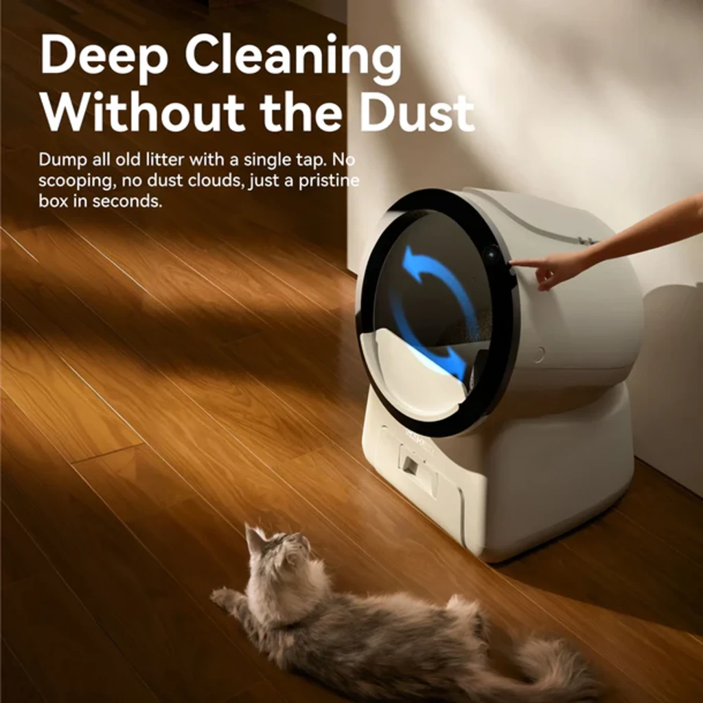 Arenero autolimpiable blanco con tambor esférico negro, panel táctil y base compacta; flechas azules indican giro automático, ideal para gatos en interiores