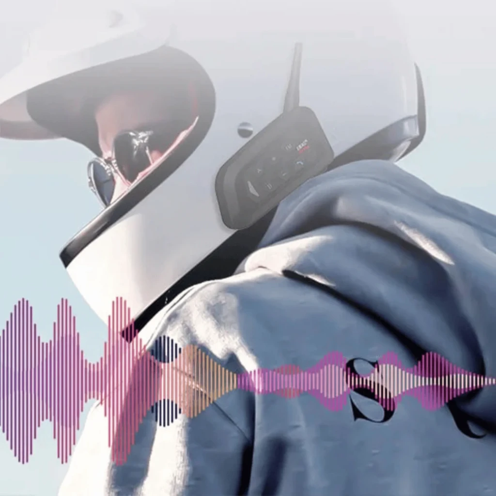 Intercom EJEAS V4 Plus montado en casco de moto blanco, módulo lateral negro con botones, Bluetooth 5.1, comunicación 4 pilotos, alcance 1500 m