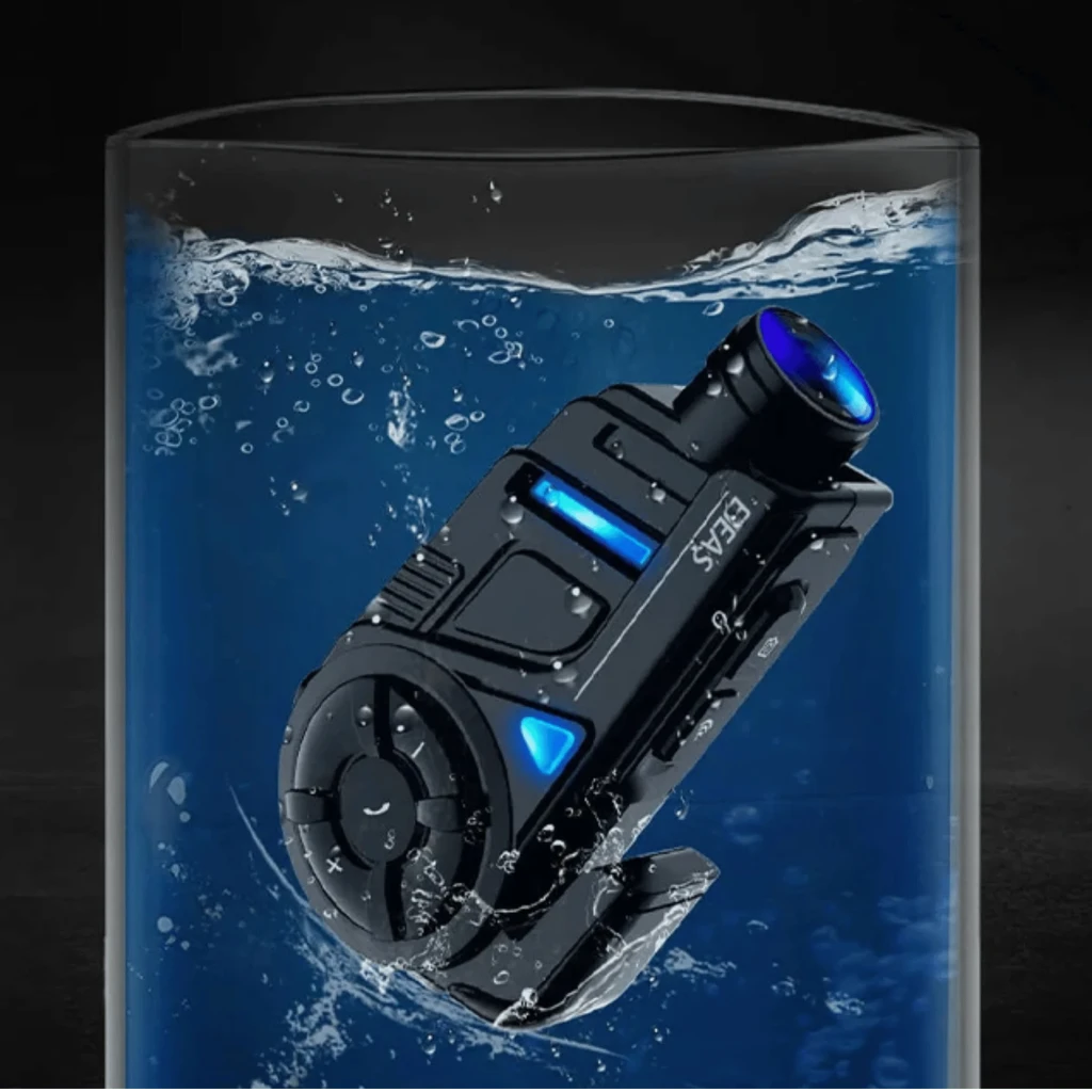 EJEAS K1Pro resistente al agua, cuerpo negro con luces LED azules, cámara 2K frontal, botones grandes y dial lateral; diseño compacto y robusto para casco
