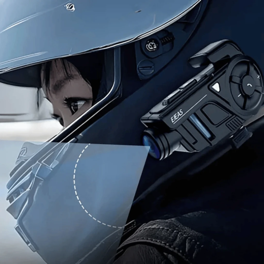 EJEAS K1Pro montado en casco: módulo lateral negro con cámara 2K frontal, dial grande, micrófono integrado y botones, diseñado para comunicación Mesh 3.0