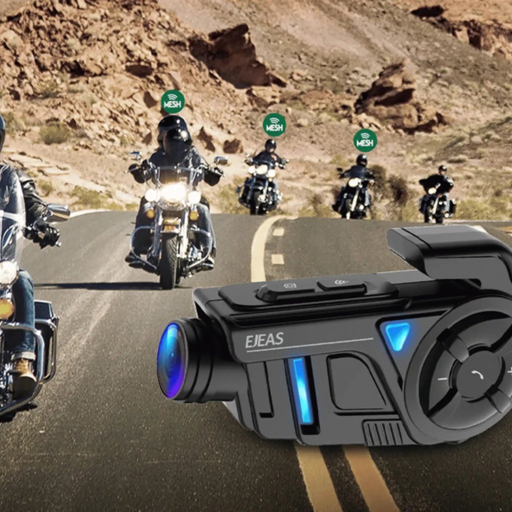 EJEAS K1Pro negro con cámara 2K frontal, luz LED azul, botones superiores y clip lateral; diseño robusto para casco, fondo con motoristas en ruta Mesh