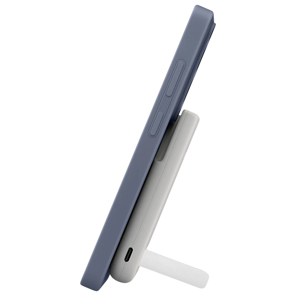 Batería externa gris con soporte plegable, diseño magnético MagSafe, puerto USB-C inferior y perfil delgado; se adhiere a la parte trasera del móvil.