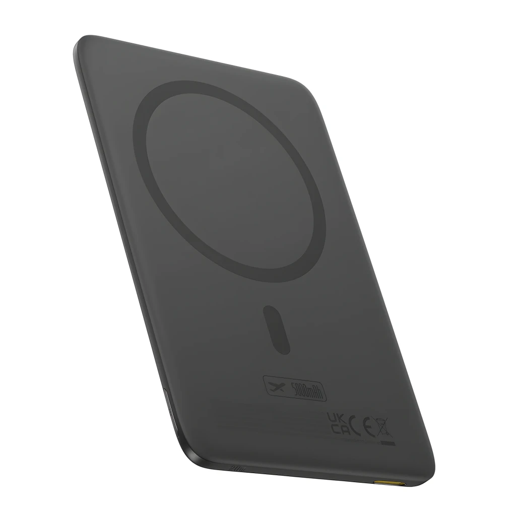 Batería externa negra compacta con aro MagSafe, superficie mate, indicador central y bordes redondeados; diseño minimalista y puerto USB‑C visible.