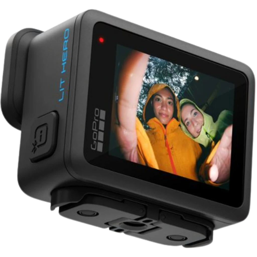 GoPro Lit Hero con pantalla táctil trasera, cuerpo compacto negro, lente gran angular, botones laterales y base de montaje robusta para accesorios