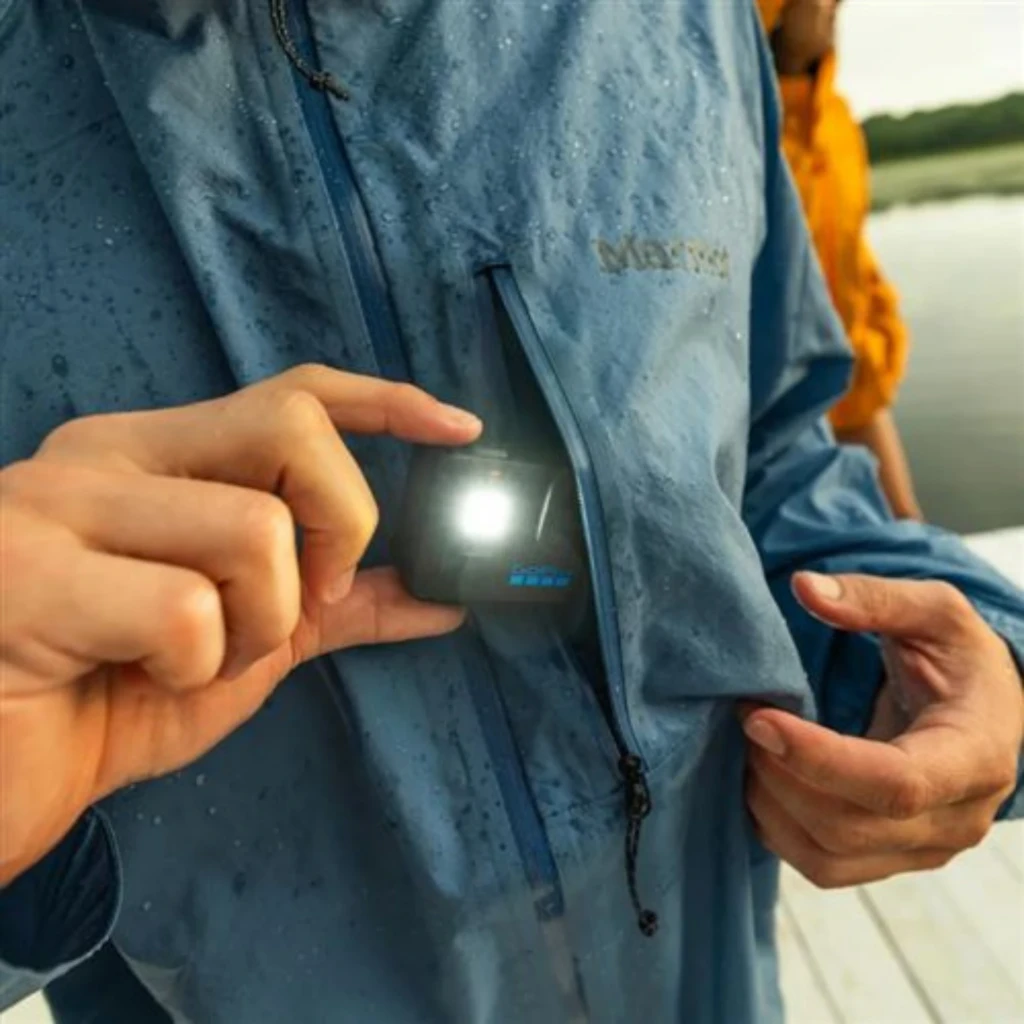 GoPro Lit Hero 4K 60fps 12 MP con luz frontal encendida, compacta y resistente al agua 5 m, sujeta en bolsillo de chaqueta impermeable, estabilización