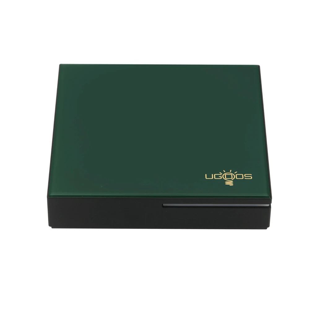UGOOS SK4 Pro S905X5M-K Android TV Box 4K en carcasa verde y negra con logo dorado, diseño cuadrado minimalista y ranura frontal discreta