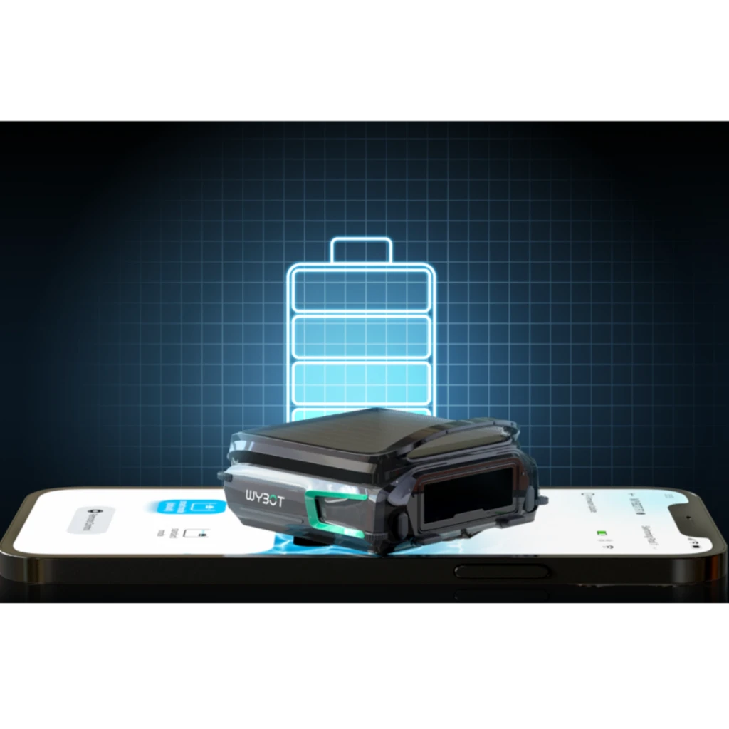 Módulo de batería solar compacto Wybot F1 con carcasa negra translúcida y luz LED verde, mostrado sobre un smartphone con icono de carga en el fondo