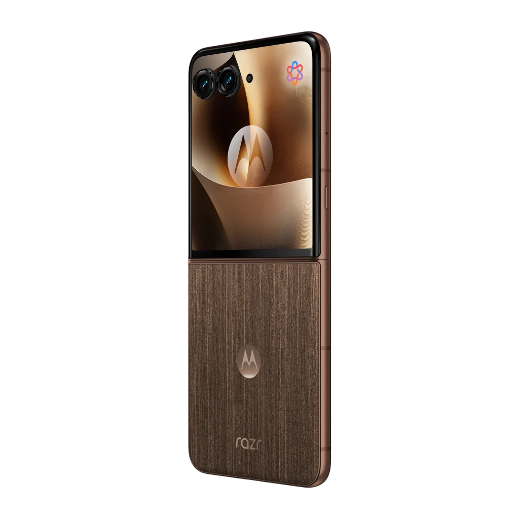Motorola Razr 70 Ultra 5G color Cocoa plegable con tapa texturizada tipo madera, doble cámara trasera y logo M; diseño premium y compacto