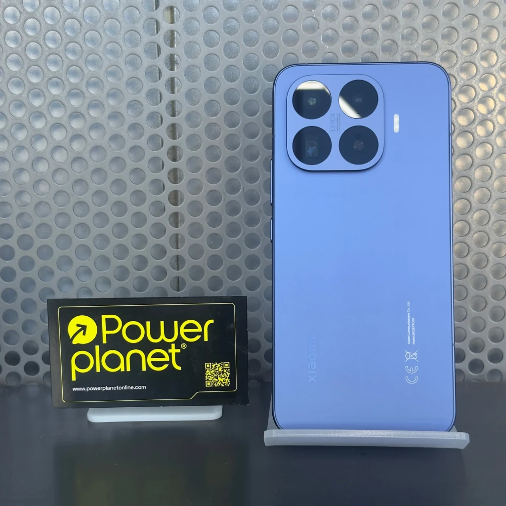 Xiaomi 17T Pro 5G azul con trasera mate y módulo triple de cámaras grandes; logo Xiaomi lateral. Soporte de exhibición y tarjeta PowerPlanet al lado.