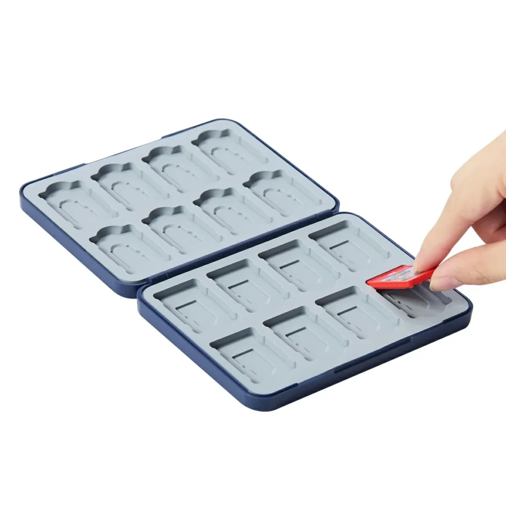Estuche porta tarjetas FUNLAB Switch Game Card Holder Dave Collab Edition, compacto y azul, con bandeja gris para 24 cartuchos y ranuras moldeadas