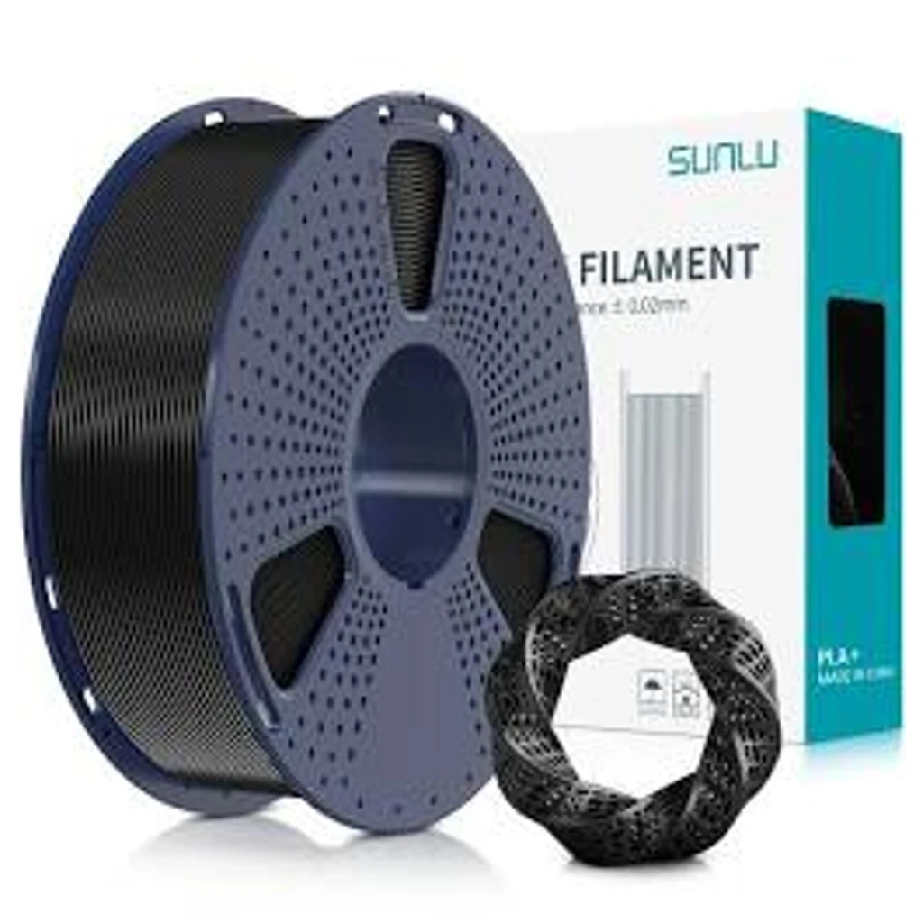 Bobina de filamento PLA+ negro 1.75 mm, 1 kg, tolerancia ±0.02 mm, carrete azul ventilado con perforaciones, empaque SUNLU y muestra de impresión en negro