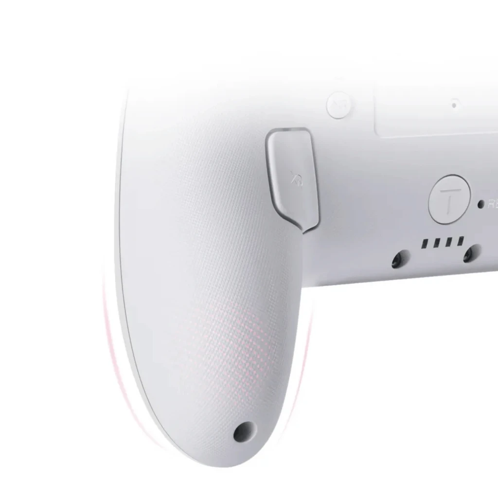 Empuñadura ergonómica texturizada blanca con luz RGB tenue en el borde, botones laterales accesibles y diseño limpio del Mando inalámbrico FUNLAB Firefly
