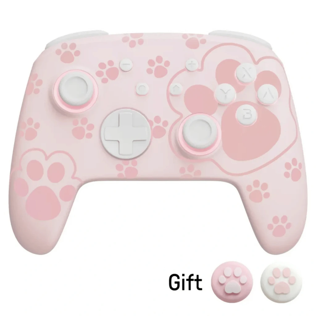 Mando inalámbrico rosa con huellas de gato, botones blancos y sticks rosa. Incluye tapas de joystick intercambiables con diseño de pata en rosa y blanco.