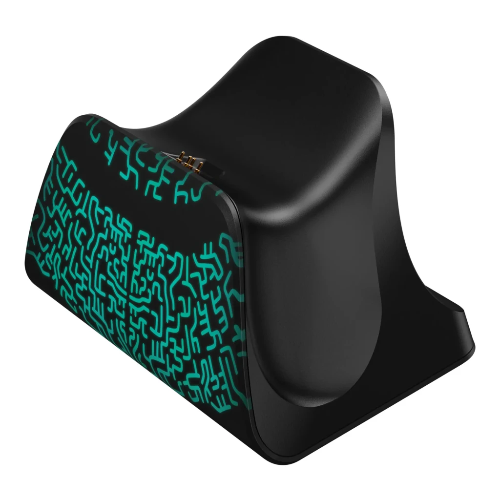 Base de carga negra con superficie curvada y detalles luminosos verde neón en patrón de circuitos; conector dorado superior para el Mando FUNLAB Luminex Pro