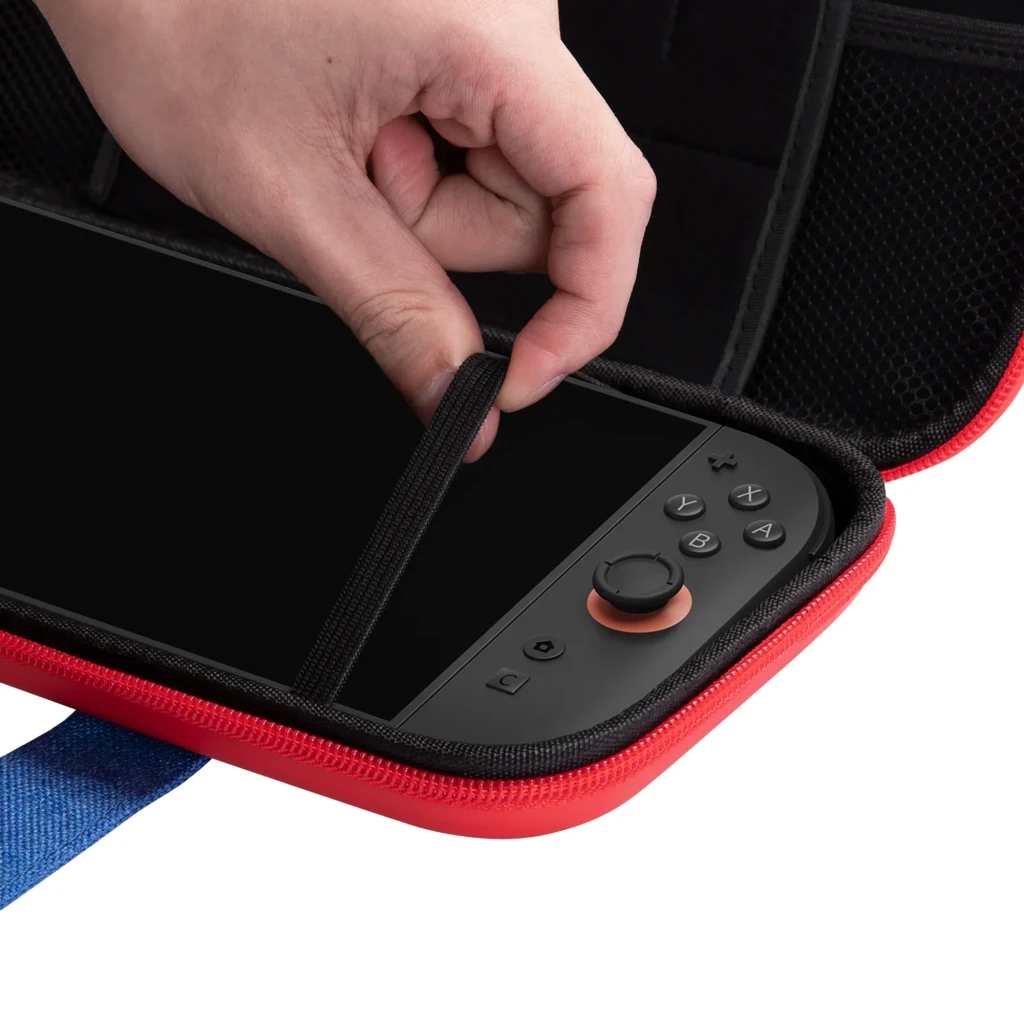 Funda FUNLAB Funcase for Switch 2 rígida con cremallera roja, interior acolchado negro, bolsillo de malla y banda elástica que sujeta la consola y accesorios