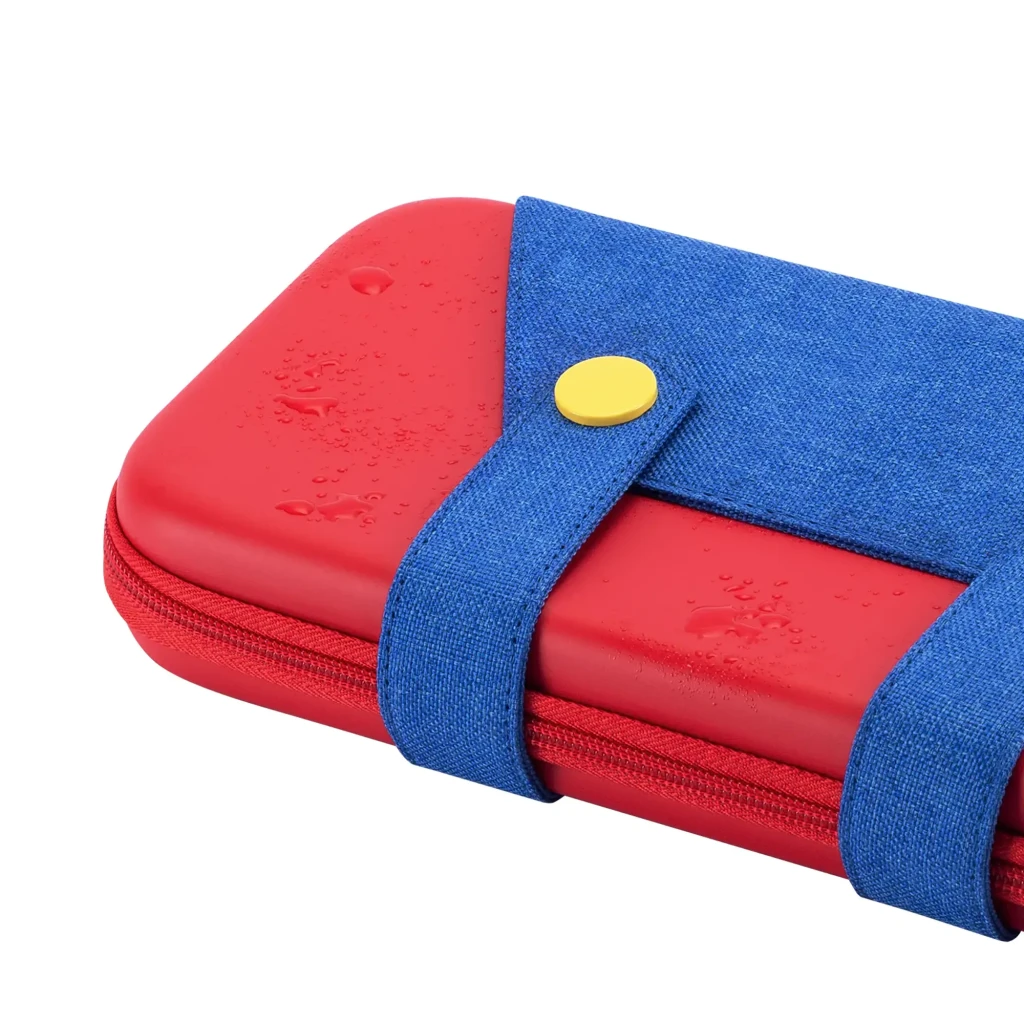 Funda FUNLAB Funcase for Switch 2: carcasa rígida roja con cremallera, salpicaduras de agua, banda textil azul y broche amarillo para protección portátil