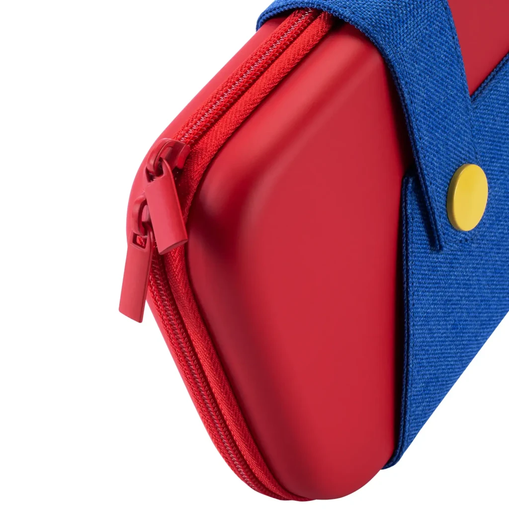 Funda FUNLAB Funcase for Switch 2 rígida en rojo con cremallera a juego, cubierta textil azul y broche amarillo; diseño protector y colorido para Nintendo