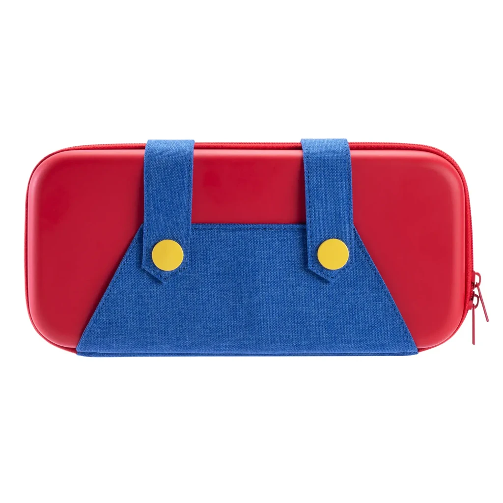 Funda FUNLAB Funcase for Switch 2: estuche rígido rojo con detalles azules tipo peto y botones amarillos, cierre con cremallera, diseño inspirado en