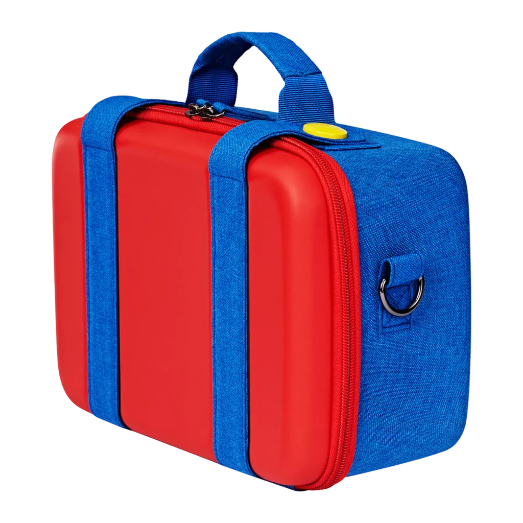 Funda rígida de transporte azul y roja con asa acolchada, cremallera, refuerzos frontales y anilla lateral para Switch 2, diseño compacto y resistente