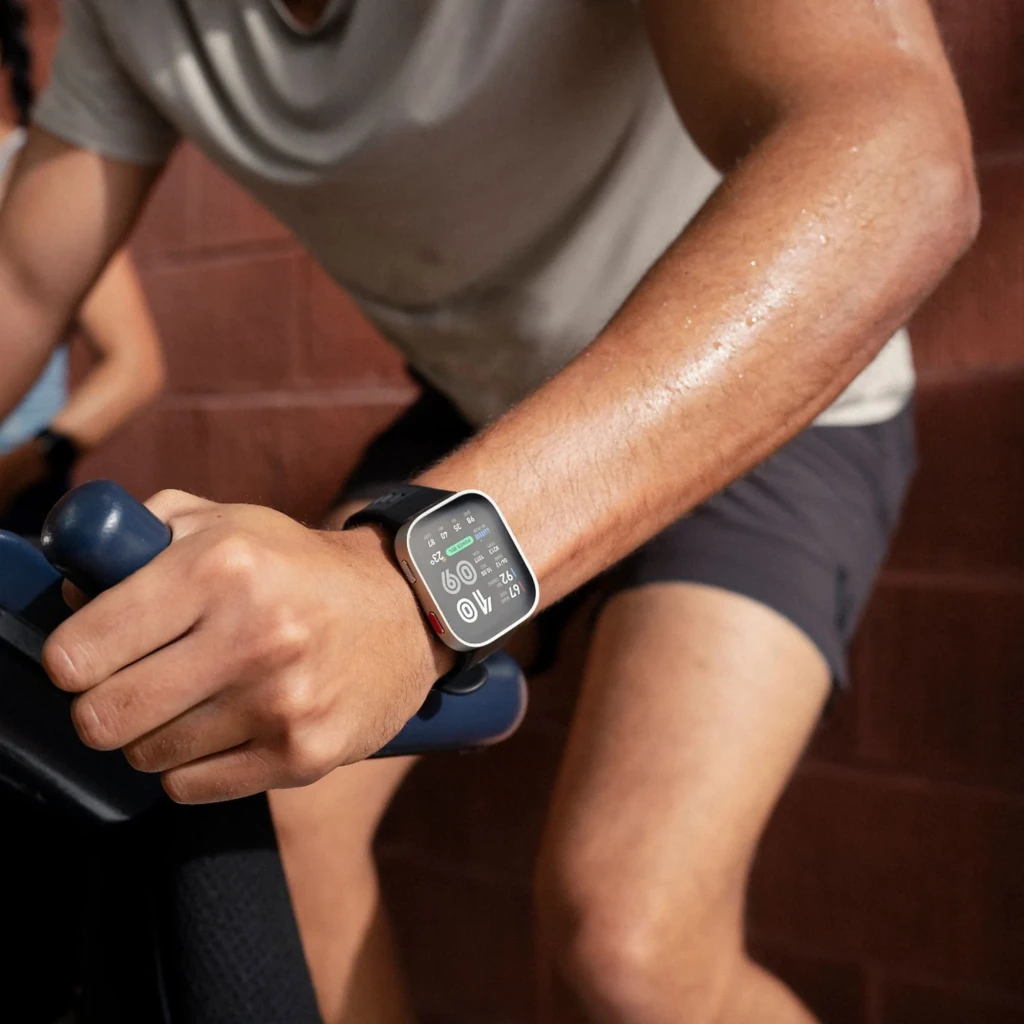 Amazfit Bip Max Smartwatch 2,07 pulgadas AMOLED plateado en muñeca durante ejercicio; pantalla cuadrada grande, correa negra, resistente 5 ATM, GPS integrado