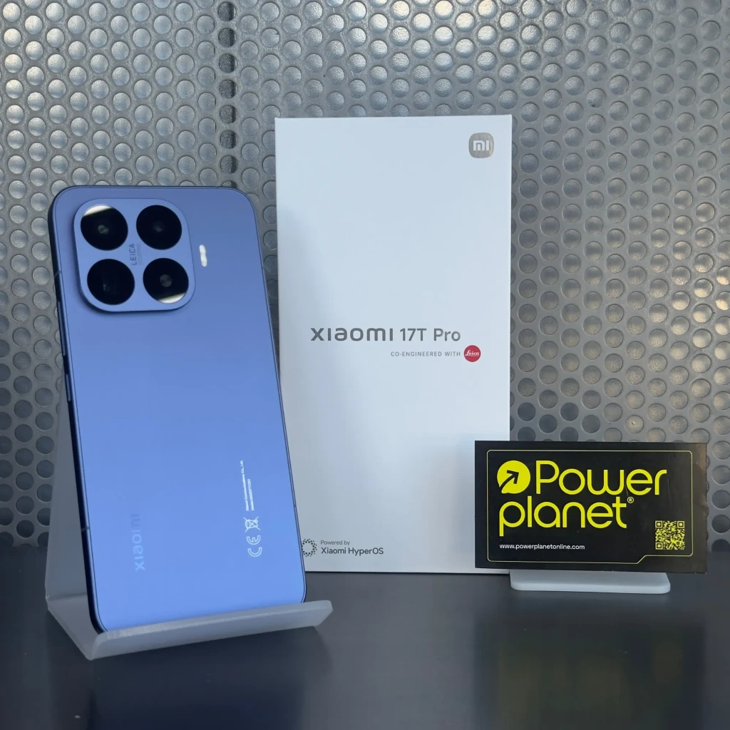 Xiaomi 17T Pro 5G azul con triple cámara trasera grande, acabado mate, caja blanca al fondo y soporte de exhibición; diseño moderno y elegante