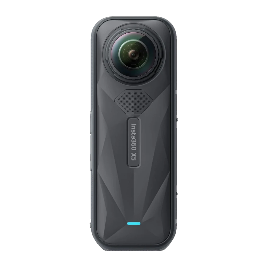 Cámara Insta360 X5 8K 360° negra, cuerpo robusto con textura geométrica, doble lente ojo de pez prominente y luz LED frontal, resistente al agua 15 m
