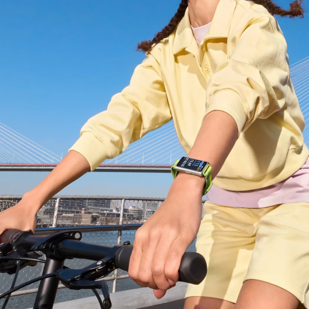 Huawei Band 11 Pro negra con pantalla AMOLED 1,62 pulgadas, correa deportiva verde, interfaz de entrenamiento visible, diseño delgado y resistente al agua 5