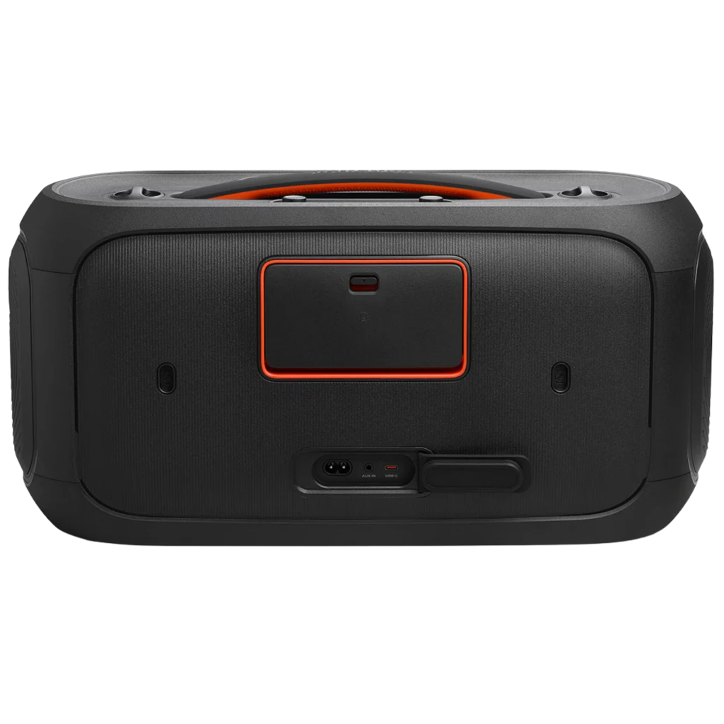 Parte trasera de JBL PartyBox On-The-Go 2 negra con asa superior, borde naranja, puerto de alimentación, tapa de puertos y rejilla robusta IPX4