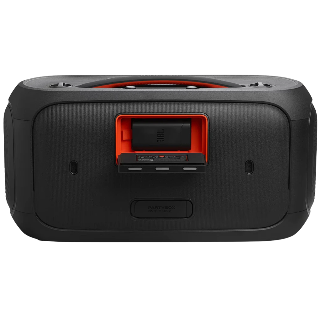 Parte trasera de la JBL PartyBox On-The-Go 2 negra con compartimento naranja para batería extraíble, asa superior integrada y carcasa robusta IPX4