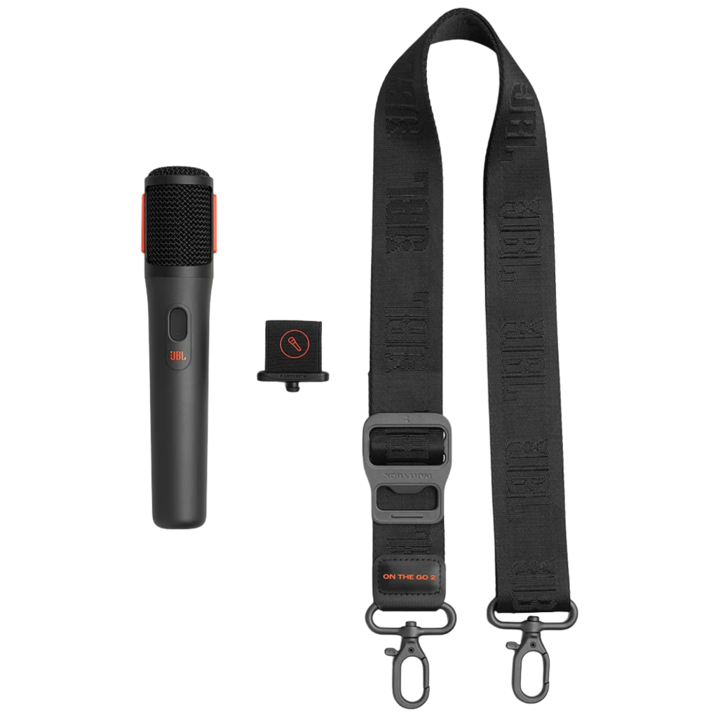 Micrófono inalámbrico JBL negro con detalles naranjas, clip con icono de micrófono silenciado y correa ajustable negra con mosquetones y logo JBL