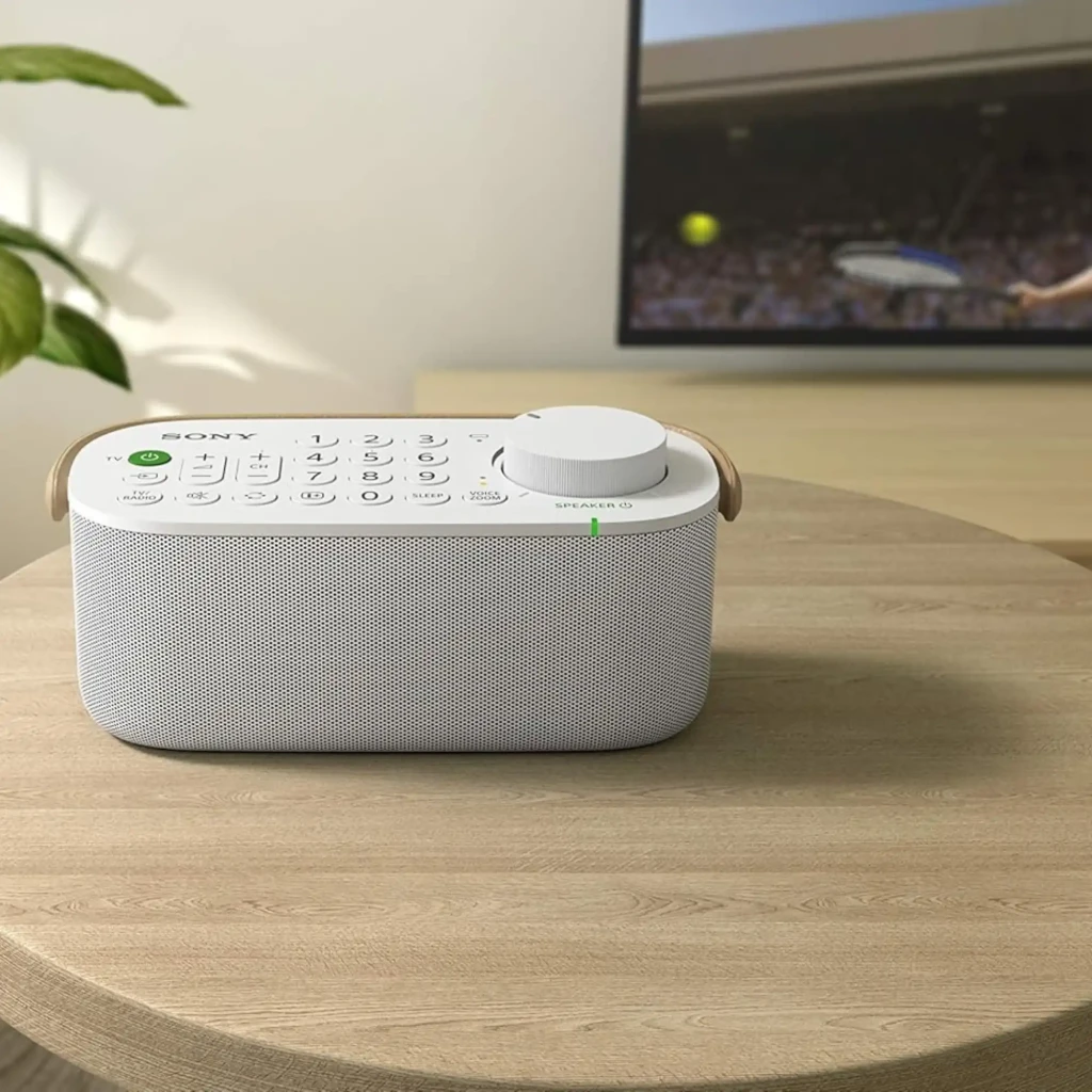 Sony SRS-LSR200 Bluetooth IPX2 Blanco con altavoz portátil, dial de volumen grande, teclas numéricas y luz LED, diseño compacto sobre mesa en sala de TV