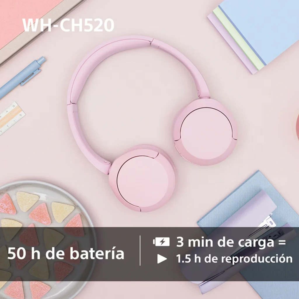 Auriculares Sony WH-CH520 Rosa sobre fondo pastel, diseño plegable on-ear con diadema acolchada y copas redondas. Destaca 50 h de batería y carga rápida