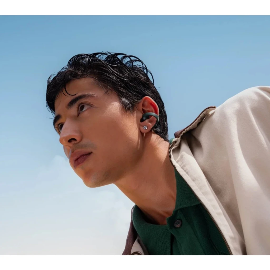 Auriculares Motorola Moto Buds Loop inalámbricos Bluetooth, color verde, diseño intraaural compacto con gancho discreto; se muestran puestos en la oreja.