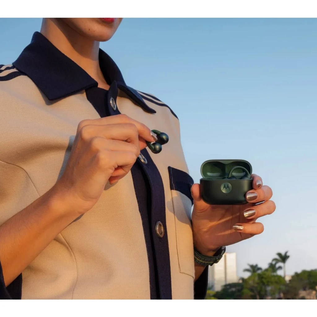 Auriculares Motorola Moto Buds Loop inalámbricos Bluetooth en verde con estuche compacto; diseño ergonómico intraaural y acabado mate elegante