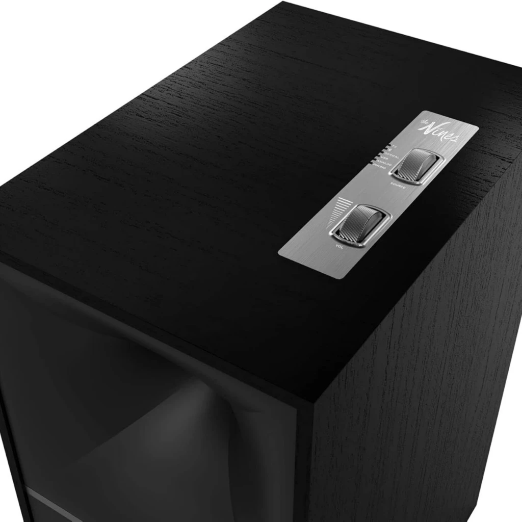 Altavoz Klipsch The Nines 240 W en negro mate, acabado de madera, panel superior con controles metálicos deslizantes y perillas, diseño elegante y robusto