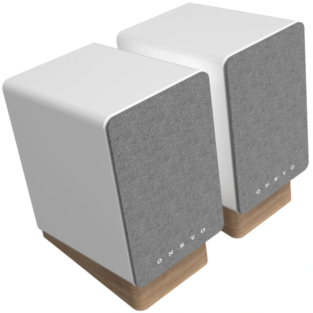 Par de altavoces Onkyo GX-10DB blancos, frontal con malla gris y base de madera clara; diseño compacto, 17W x 2 y conectividad Bluetooth