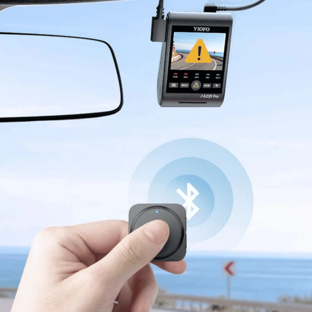 VIOFO BTR200 mando Bluetooth compacto con 3 botones programables, luz LED azul y diseño cuadrado; controla la dashcam a distancia desde el coche