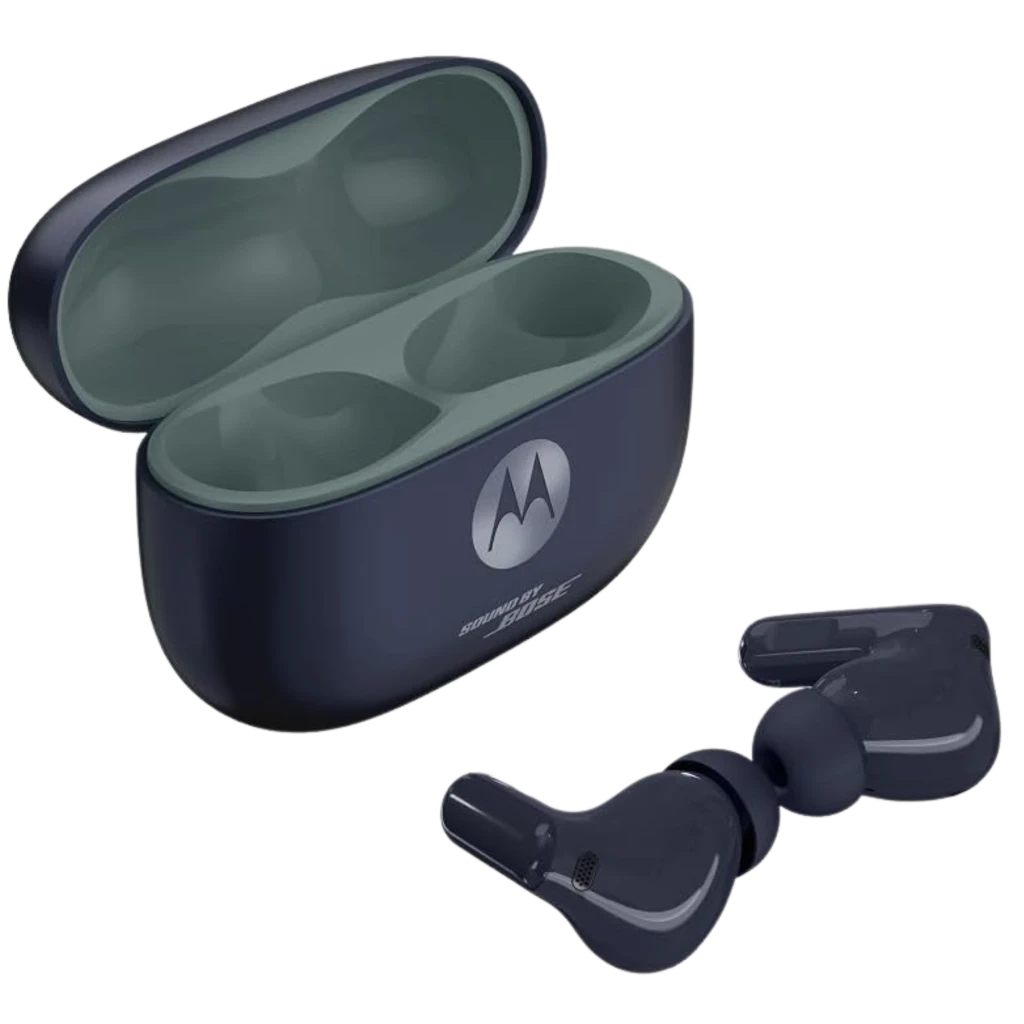 Estuche azul mate con logo Motorola y dos espacios para auriculares; un auricular intrauditivo oscuro con puntas de silicona y micrófono visible afuera